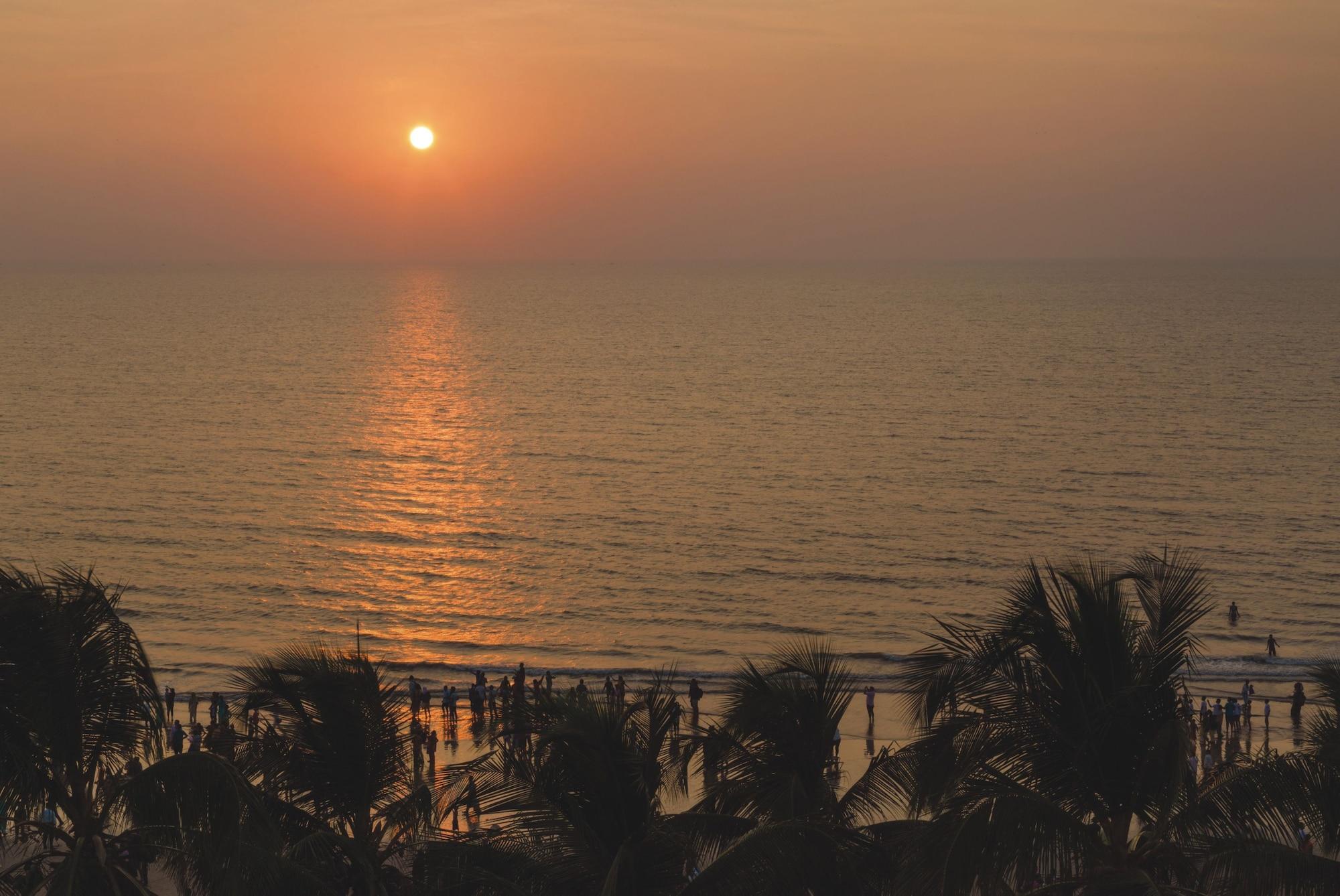 Ramada Plaza By Wyndham Palm Grove Hotell Mumbai Exteriör bild Sunset at Marina Beach