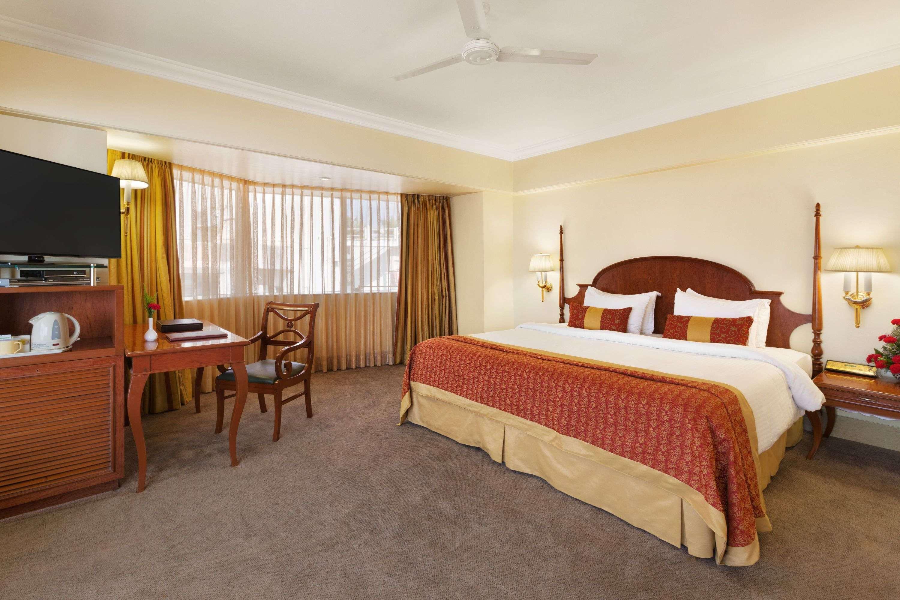 Ramada Plaza By Wyndham Palm Grove Hotell Mumbai Exteriör bild A room at the hotel