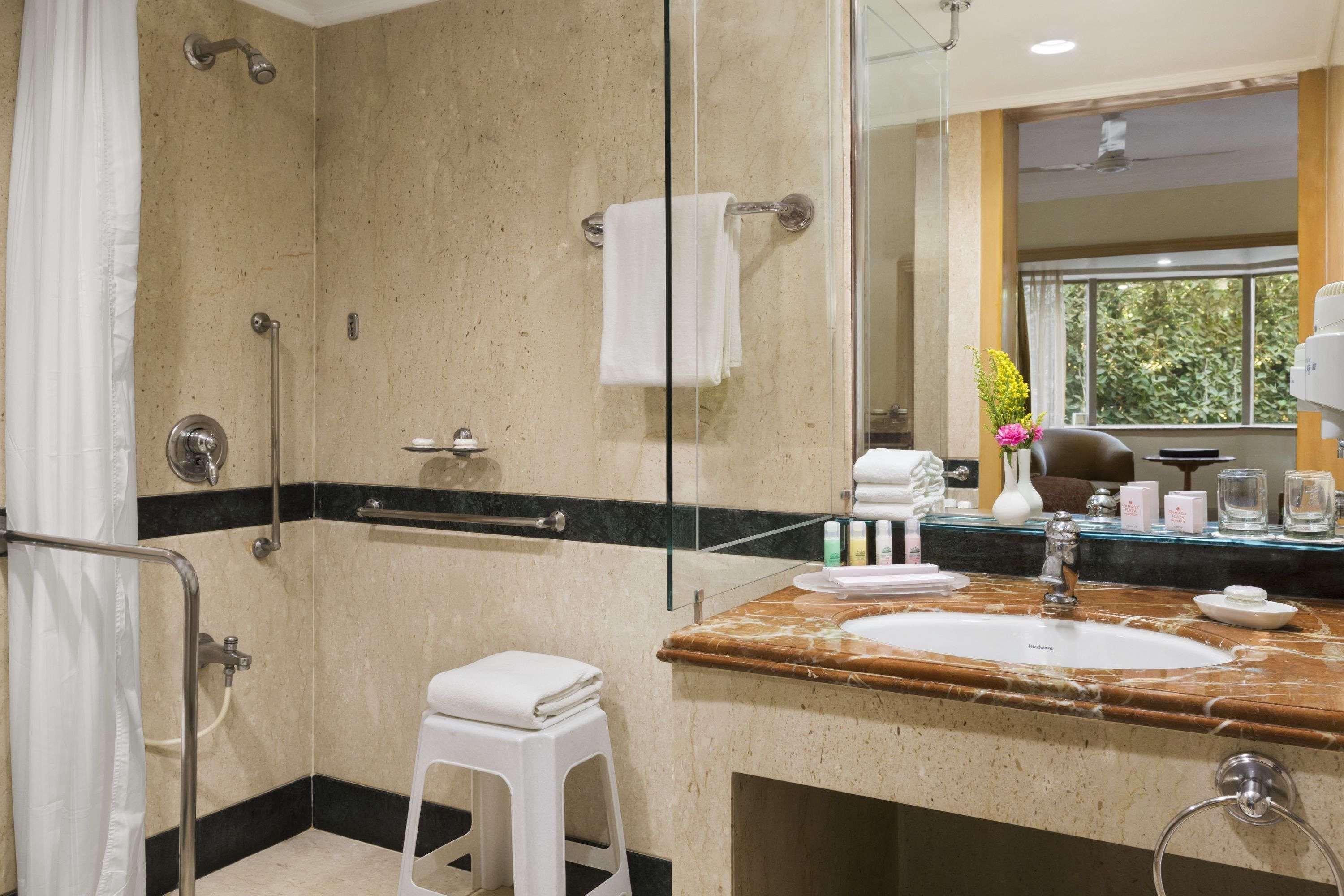 Ramada Plaza By Wyndham Palm Grove Hotell Mumbai Exteriör bild Bathroom