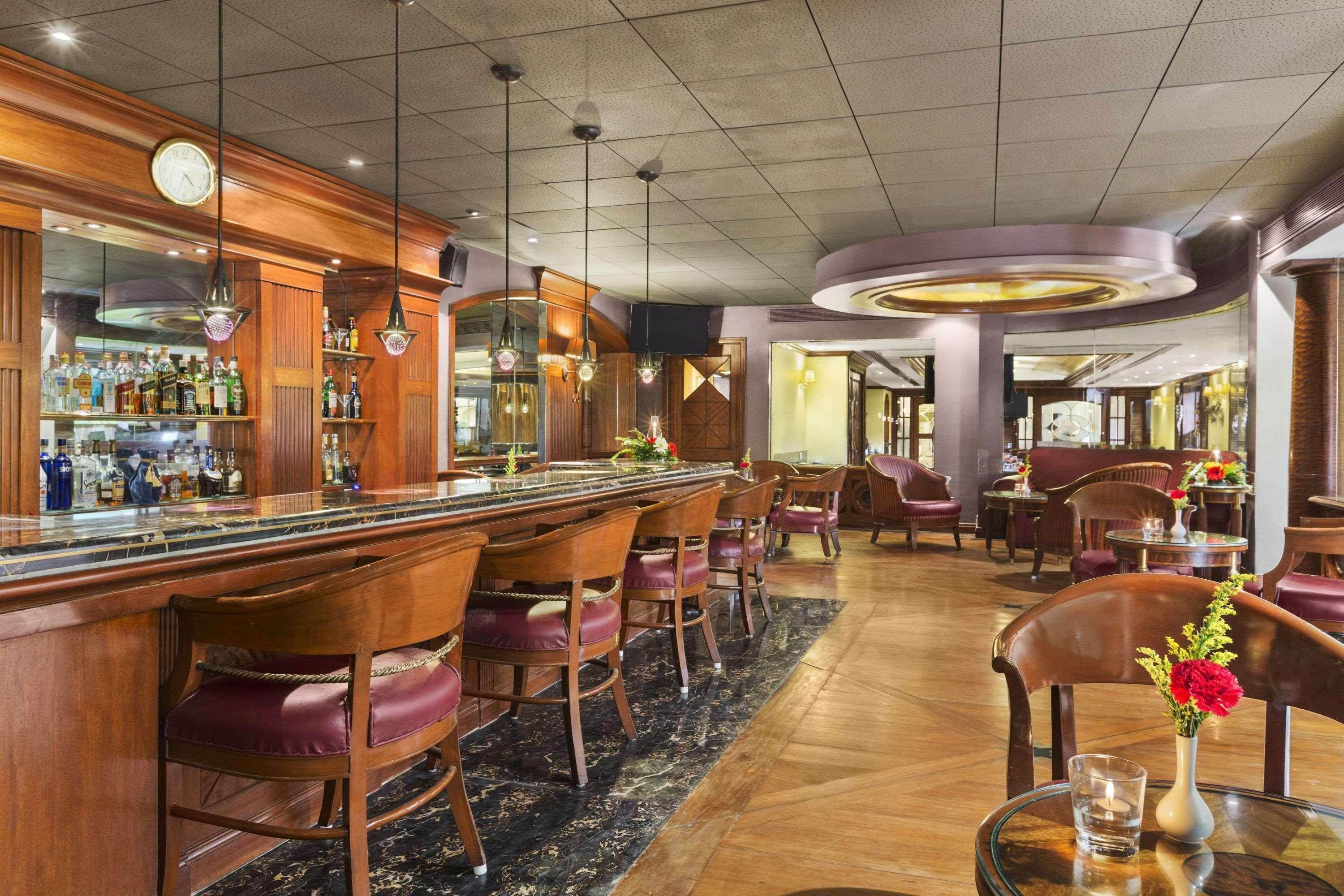 Ramada Plaza By Wyndham Palm Grove Hotell Mumbai Exteriör bild The bar at the restaurant