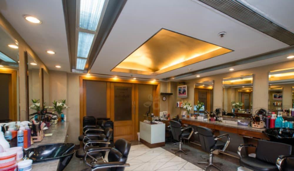 Ramada Plaza By Wyndham Palm Grove Hotell Mumbai Exteriör bild Salon de Paris