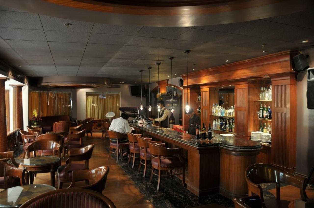 Ramada Plaza By Wyndham Palm Grove Hotell Mumbai Exteriör bild The bar at the 1905