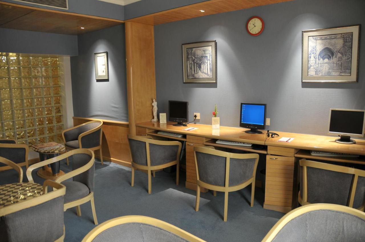 Ramada Plaza By Wyndham Palm Grove Hotell Mumbai Exteriör bild The Internet Café at the airport