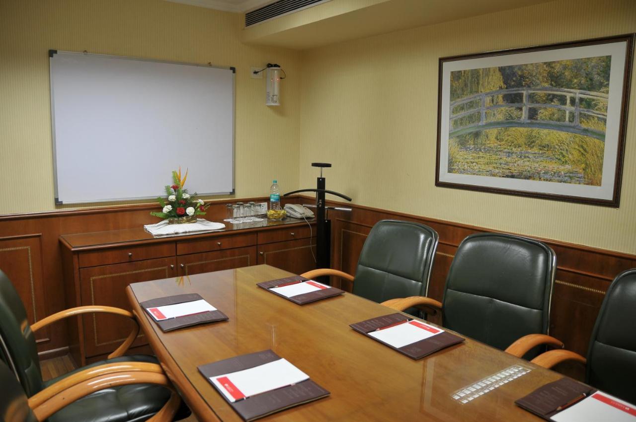 Ramada Plaza By Wyndham Palm Grove Hotell Mumbai Exteriör bild A meeting room at the hotel