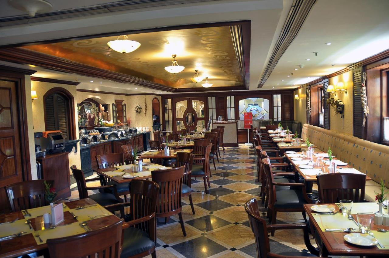 Ramada Plaza By Wyndham Palm Grove Hotell Mumbai Exteriör bild The interior of the restaurant