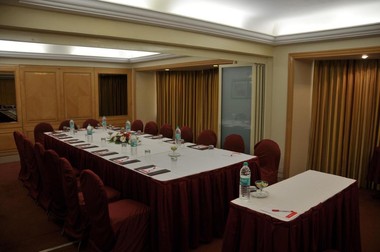 Ramada Plaza By Wyndham Palm Grove Hotell Mumbai Exteriör bild A meeting room at a hotel