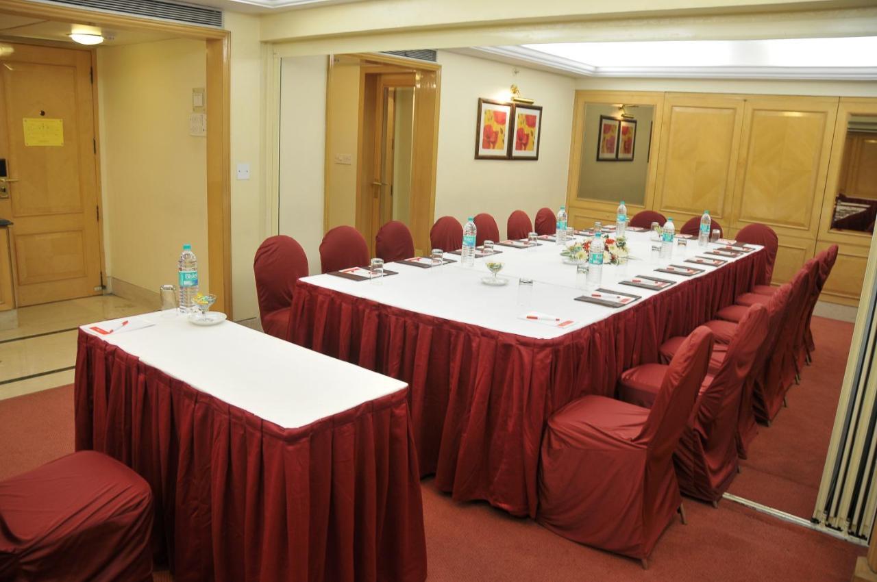 Ramada Plaza By Wyndham Palm Grove Hotell Mumbai Exteriör bild A meeting room at a hotel
