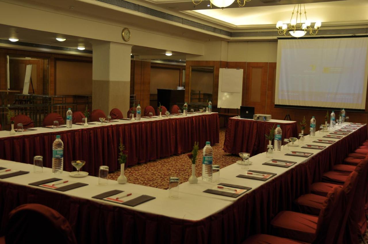 Ramada Plaza By Wyndham Palm Grove Hotell Mumbai Exteriör bild A meeting room at a hotel