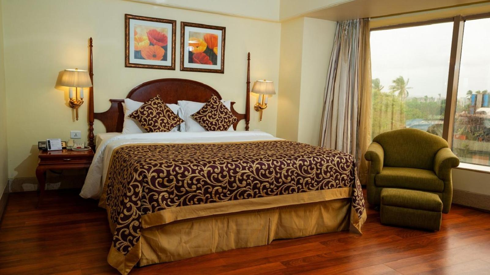 Ramada Plaza By Wyndham Palm Grove Hotell Mumbai Exteriör bild A bedroom at the hotel