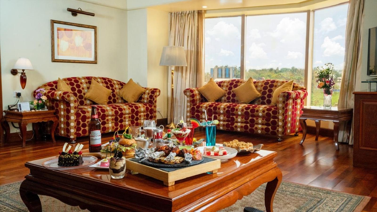 Ramada Plaza By Wyndham Palm Grove Hotell Mumbai Exteriör bild A living room in a suite at the Taj Bengal
