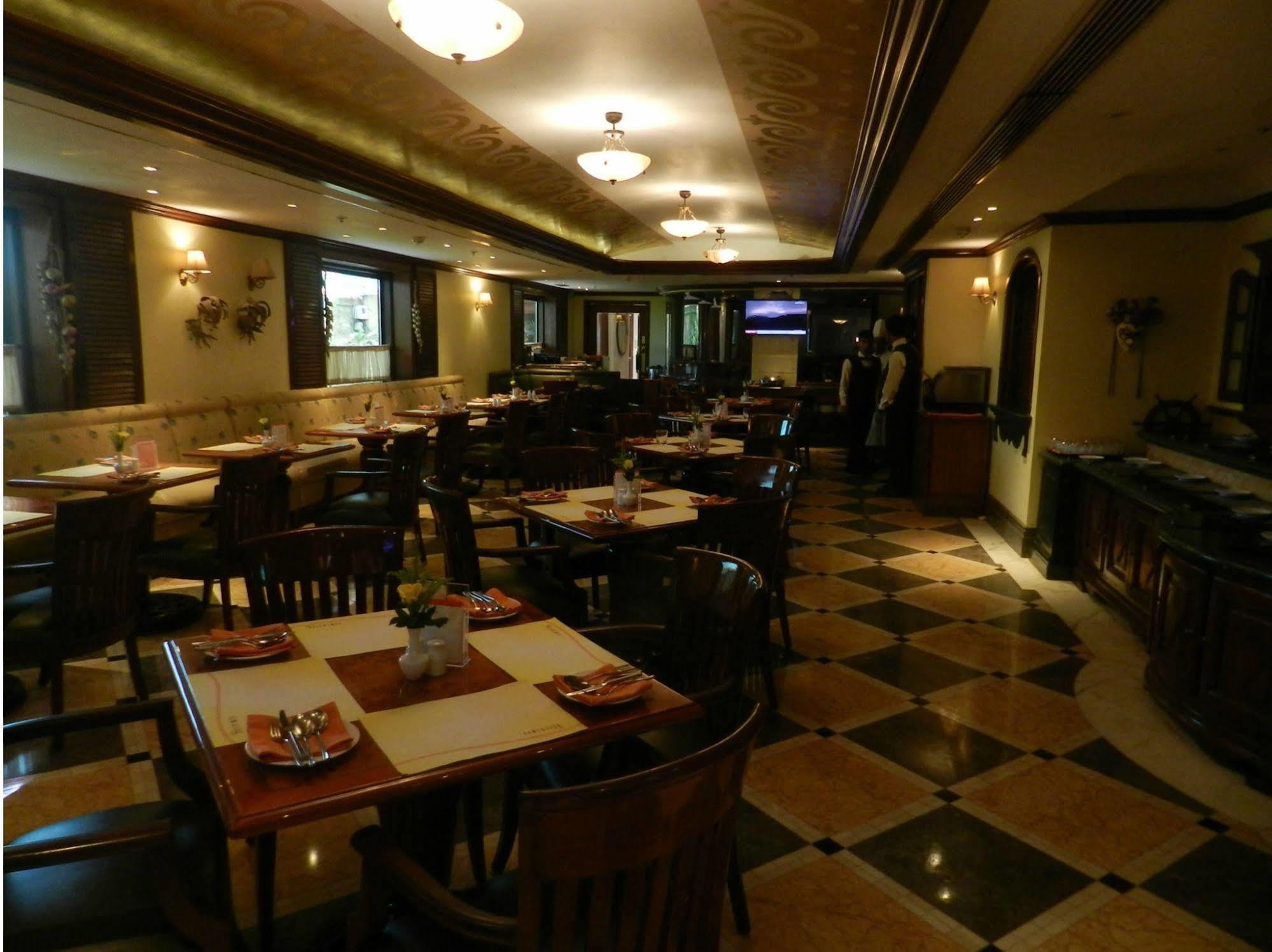 Ramada Plaza By Wyndham Palm Grove Hotell Mumbai Exteriör bild The interior of the restaurant